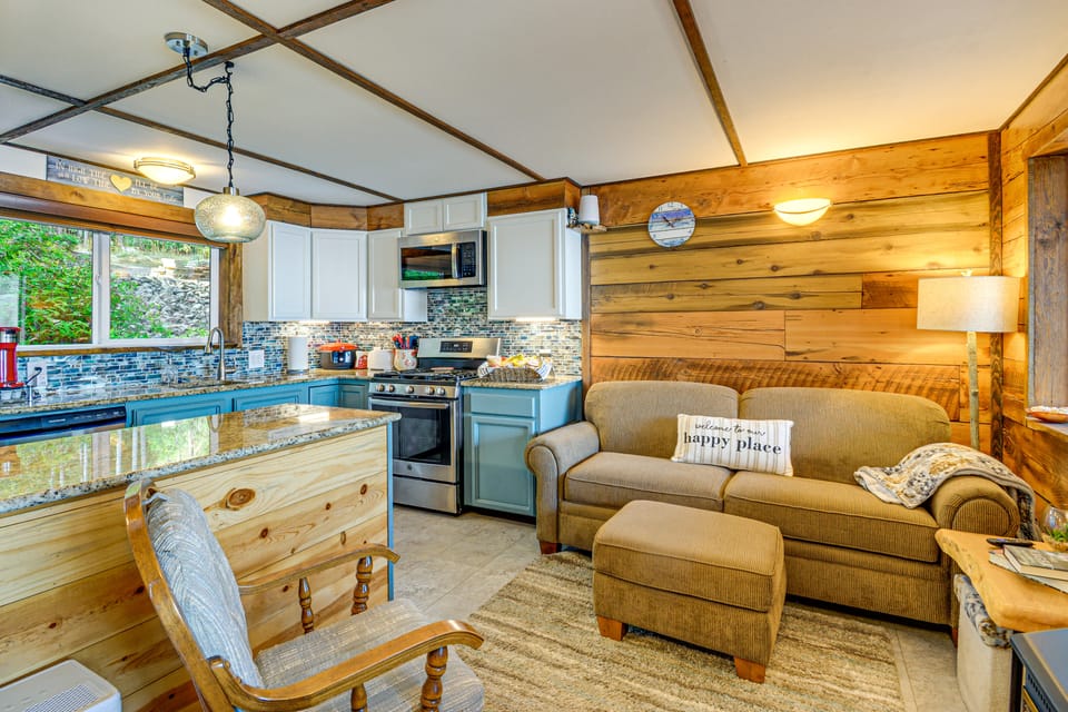 Outdoor Kitchen & Canal Views: Cabin in Quilcene! House in Hood Canal