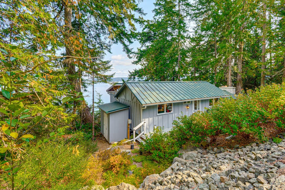 Outdoor Kitchen & Canal Views: Cabin in Quilcene! House in Hood Canal