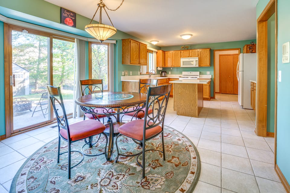 Pet Friendly Getaway: Grill, Patio, Fire Pit, Yard House in Lake Erie