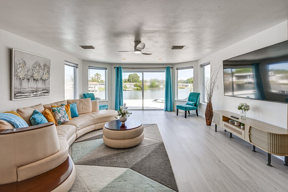 Sunset Views & Hot Tub: Lakefront Holiday Retreat! House in Holiday