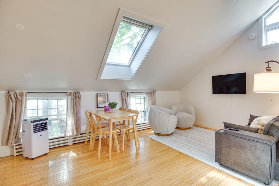 Hike & Leaf Peep: Couple’s Retreat in Waterbury! Apartment in Waterbury