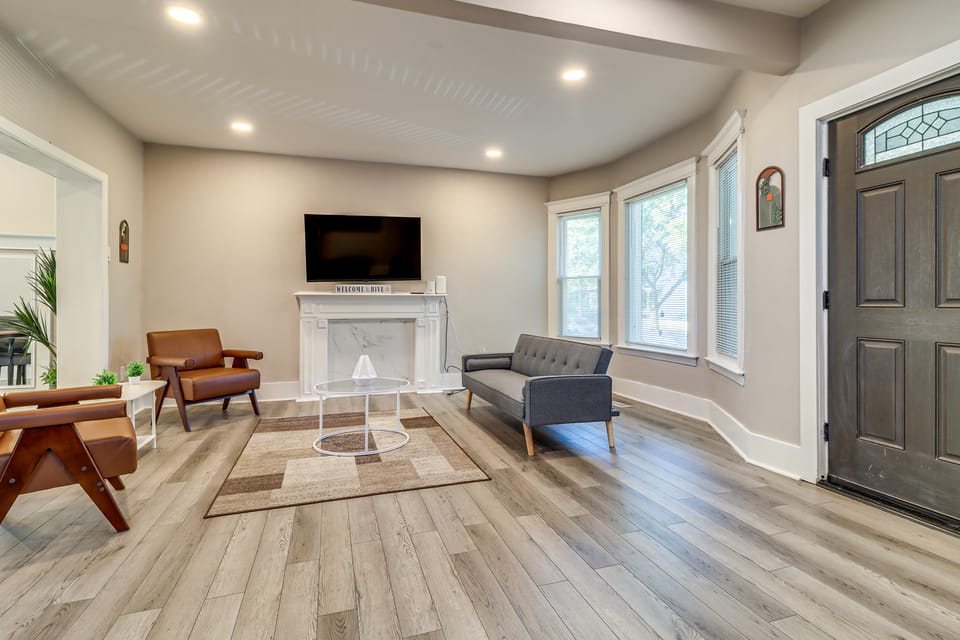 3 Mi to Dtwn Detroit: Spacious Home w/ Yard! House in Windsor