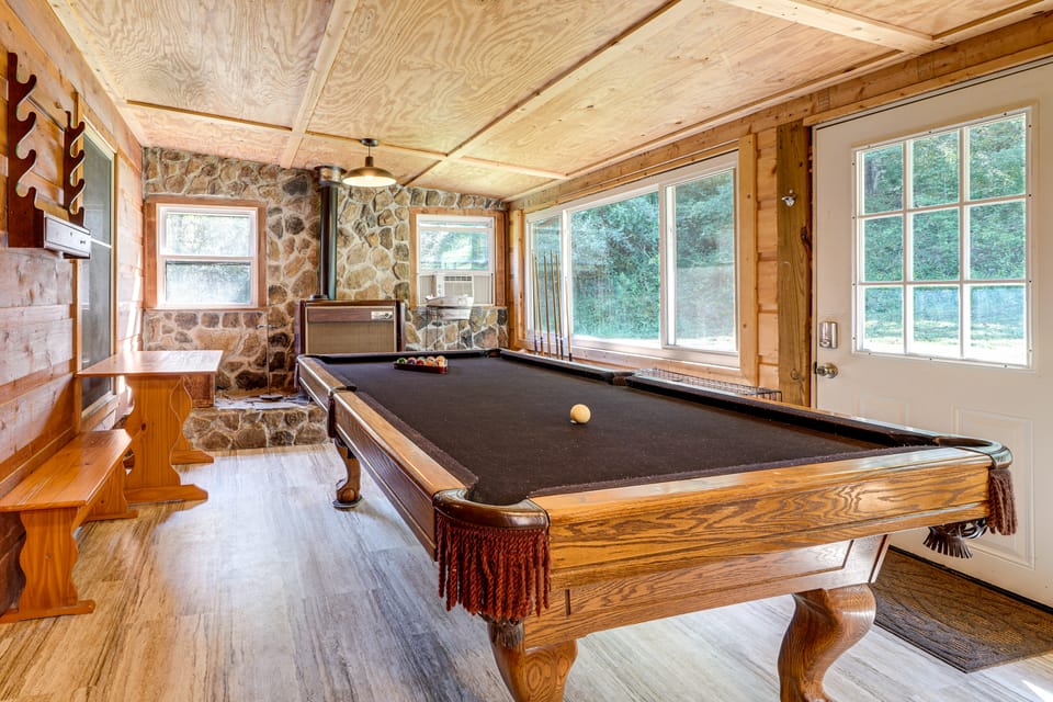 Rustic, Woodsy Cabin in Palestine w/ Pool Table! House in Ohio