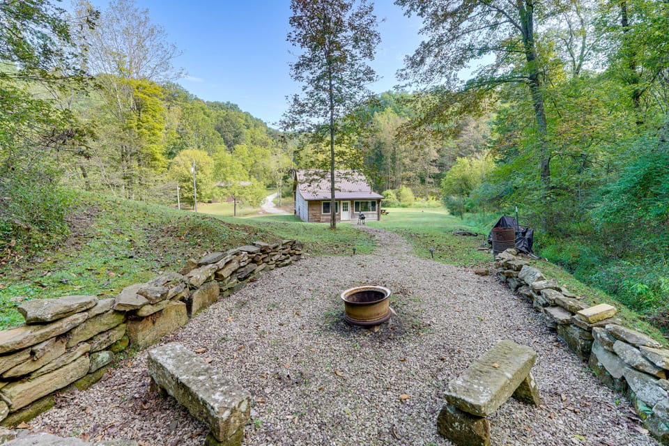 Cozy Cabin w/ Pool Table & Fire Pit House in Ohio