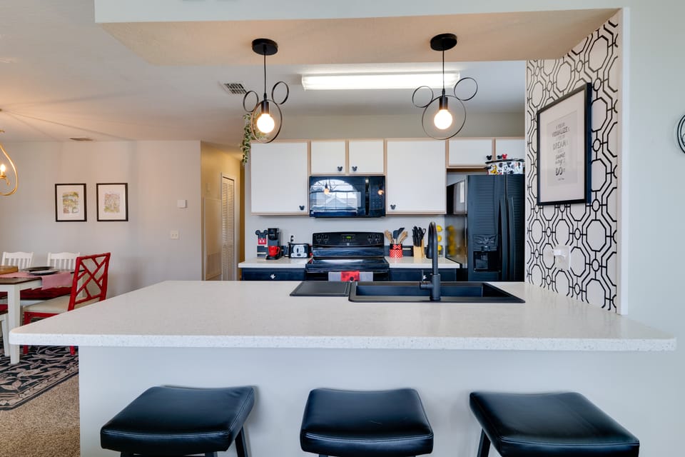 5 Mi to WDW: Resort-Style Condo w/ Pool Access Apartment in Four Corners