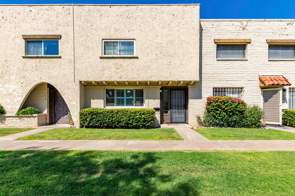 Walk to Old Town & Giants Stadium! Unit w/ Pool Apartment in Scottsdale