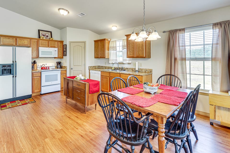 3 Mi to Arkansas River: Rural Family Home w/ Yard House in Arkansas