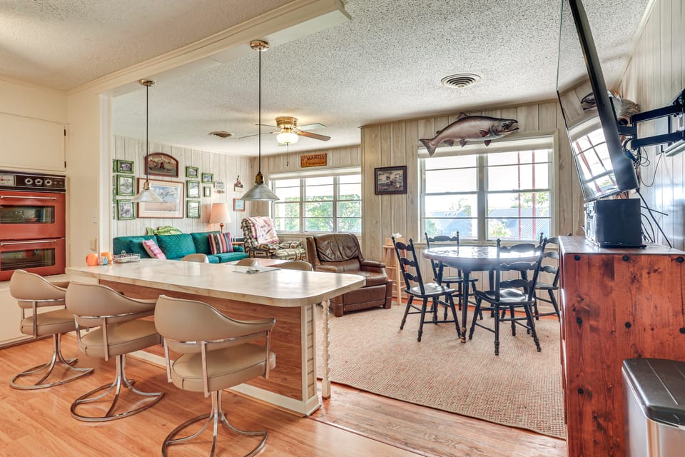 Walk to Marina: Family Home w/ Yard in Kingston House in Lake Texoma