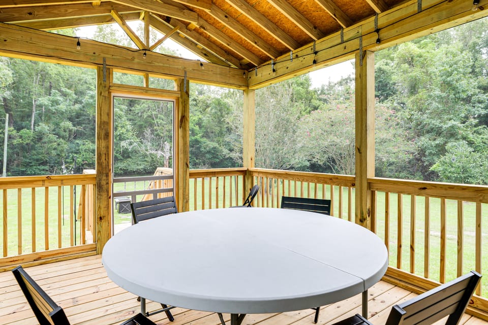 Screened Porch: Family-Friendly St Stephen Retreat House in South Carolina