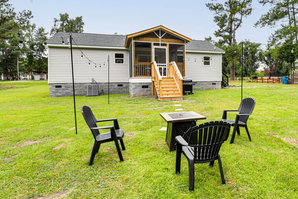 Screened Porch: Family-Friendly St Stephen Retreat House in South Carolina