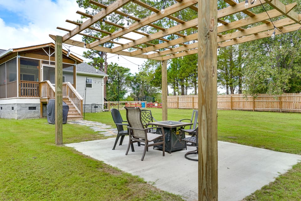 Screened Porch: Family-Friendly St Stephen Retreat House in South Carolina
