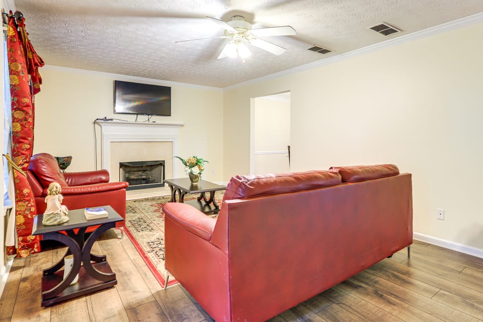 Pet-Friendly Home w/ Pool Access in Snellville! House in Georgia