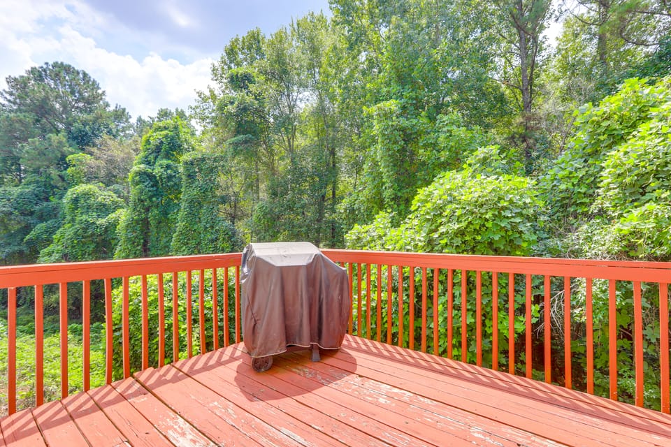 Pet-Friendly Home w/ Pool Access in Snellville! House in Georgia