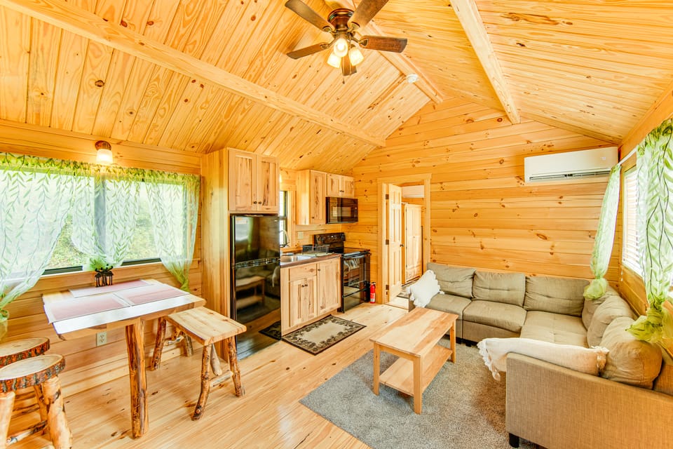 5 Mi to Susquehanna Boating! Secluded Log Cabin House in Pennsylvania