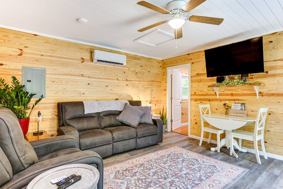 Cottage Close to Caves & Trails in Hocking Hills! House in Falls Township