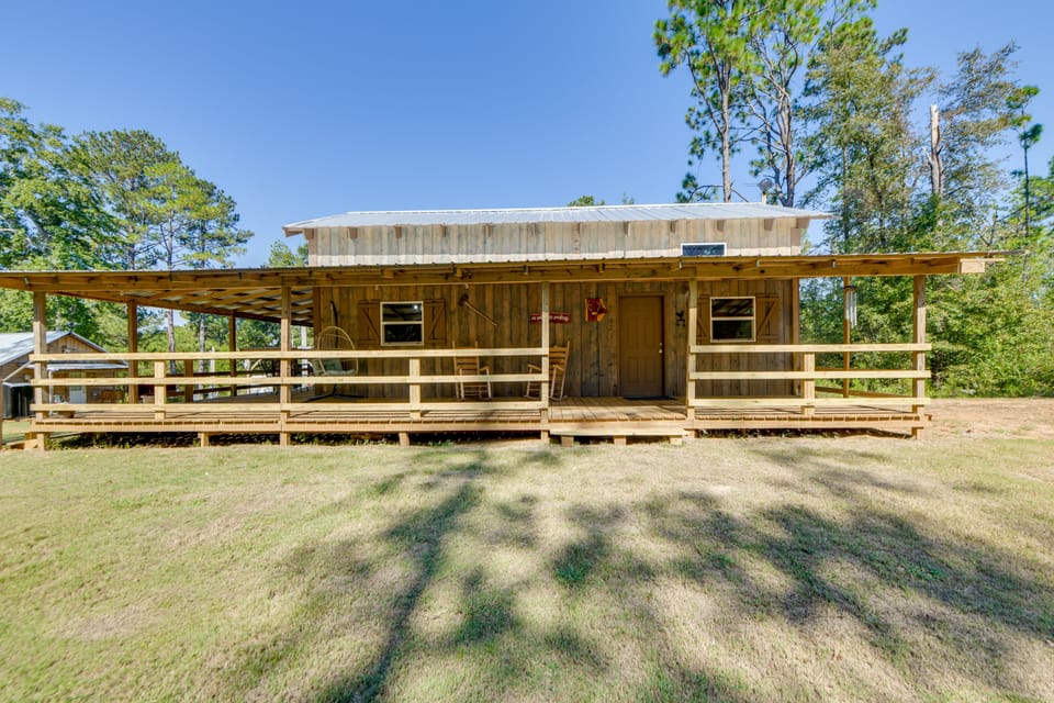 Lake Eufaula Access: Cozy Wood Cabin w/ Yard! House in Alabama