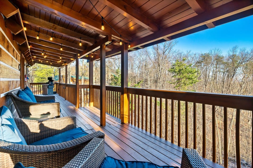 Bear Hugs Hideaway: Hot Tub &  Mountain View House in Sevier County