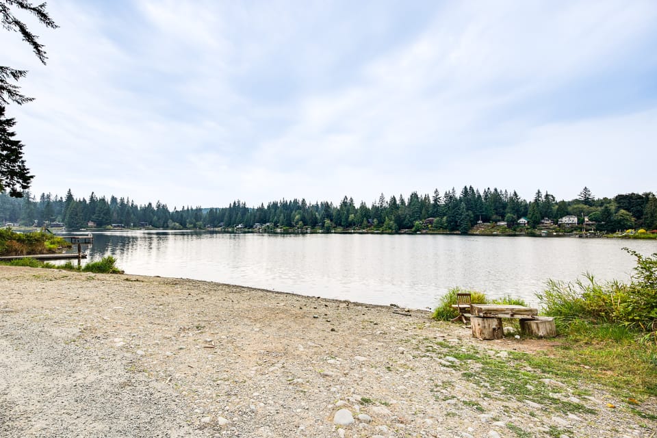 Lake Margaret Access: Boho Log Cabin w/ Backyard House in King County