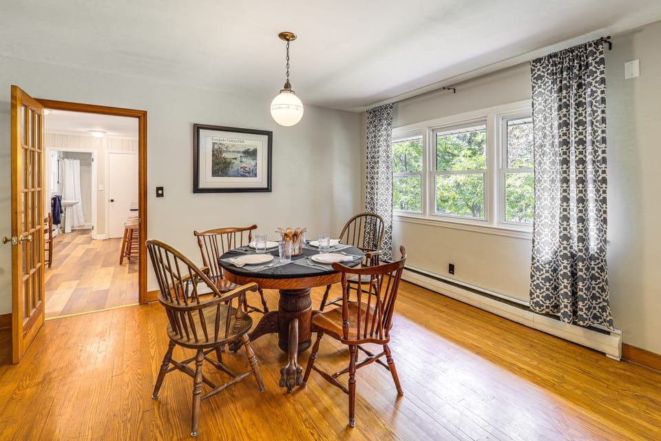 Hike & Leaf Peep! Peaceful Home in Laurel Springs House in North Carolina