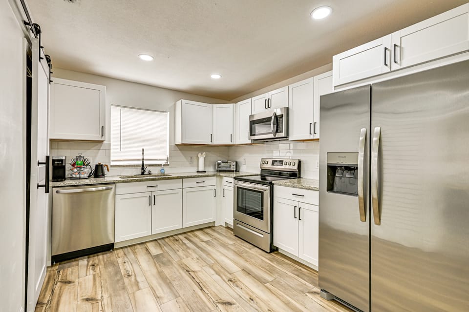 1 Mi to Busch Gardens: Modern Home w/ Private Yard House in Tampa