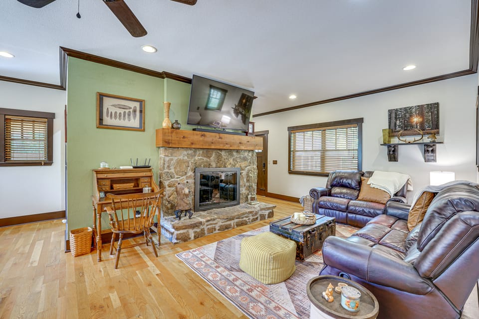 Hot Tub Soaks & Outdoor Fun: Fayetteville Cabin House in Fayetteville