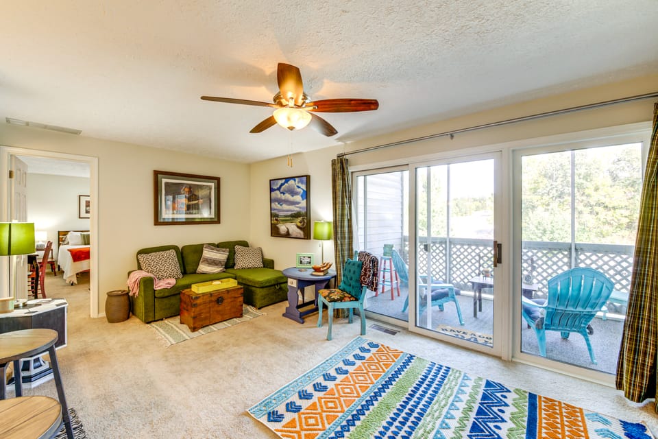 3 Mi to IU: Dog-Friendly Condo w/ Pool Access! Apartment in Bloomington