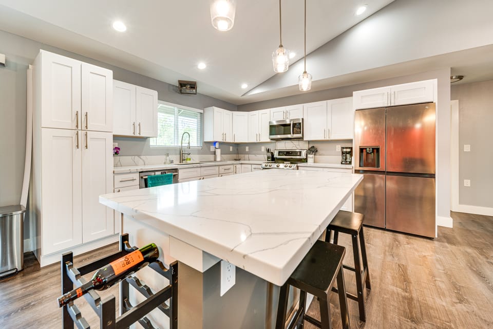Close to Beaches! Pet-Friendly Keaau Home w/ Lanai House in Hawaiian Paradise Park