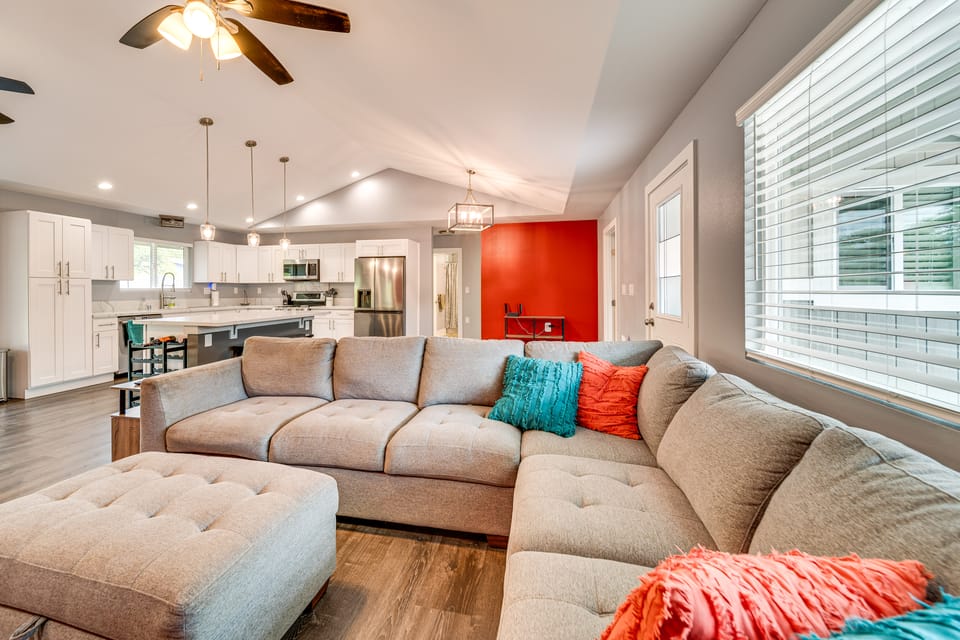 Close to Beaches! Pet-Friendly Keaau Home w/ Lanai House in Hawaiian Paradise Park