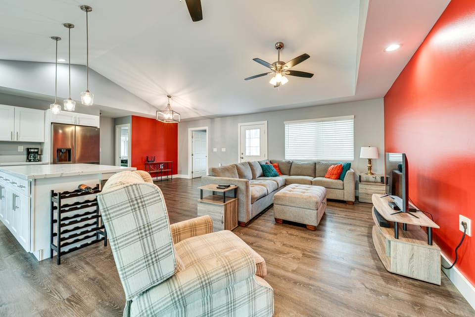 Close to Beaches! Pet-Friendly Keaau Home w/ Lanai House in Hawaiian Paradise Park