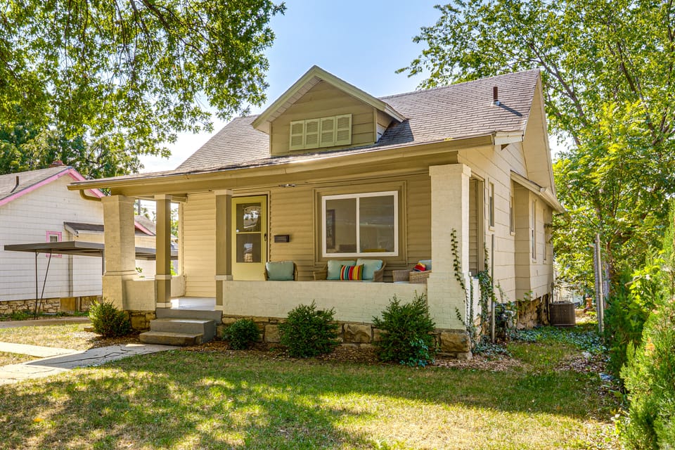 6 Mi to Arrowhead Stadium: Charming Home w/ Porch! House in Kansas City