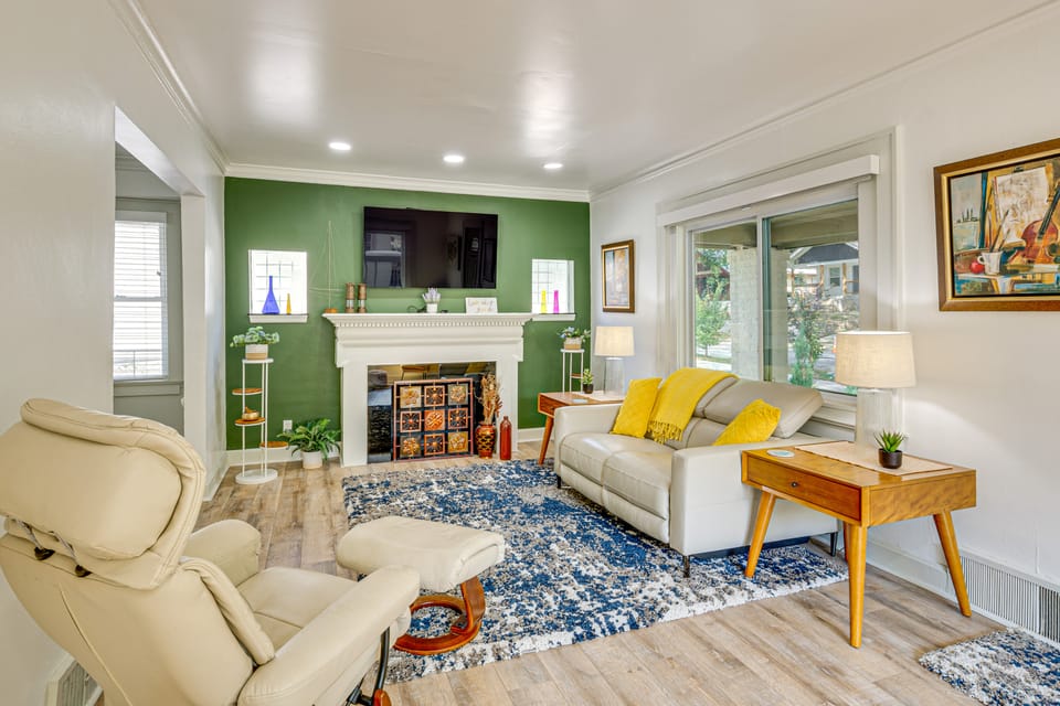 6 Mi to Arrowhead Stadium: Charming Home w/ Porch! House in Kansas City
