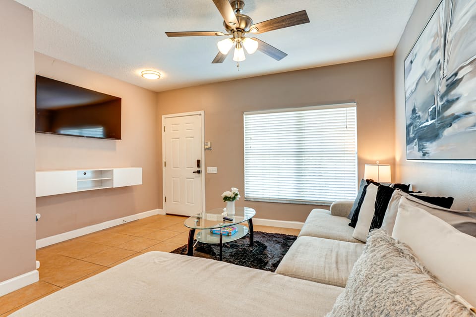 Shop, Golf & More: Family Retreat in Wesley Chapel Apartment in Wesley Chapel