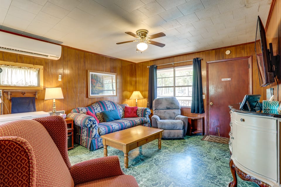 Walk to Greers Ferry Lake! Home w/ Dock Access House in Greers Ferry Lake