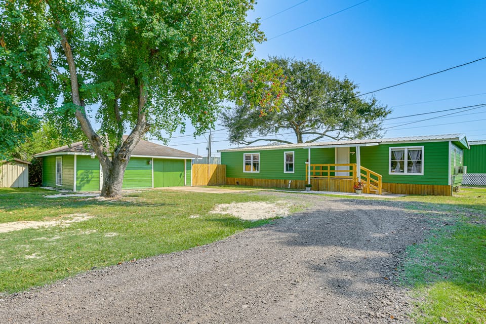 'Crosby Huffman Hideaway' Serene Escape w/ Yard House in Harris County