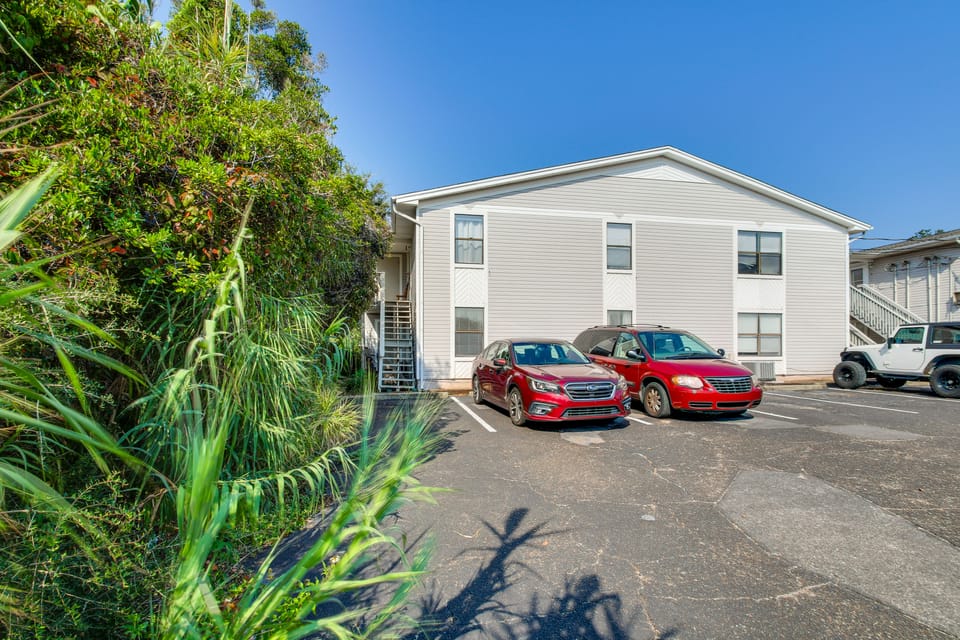 8 Mi to Beaches: Relaxing Retreat in Gulf Breeze Apartment in Pensacola Beach