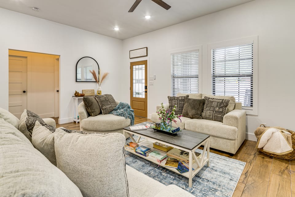 1 Mi to Dtwn Brenham! 'The Bell & Bloom Cottage' House in Brenham