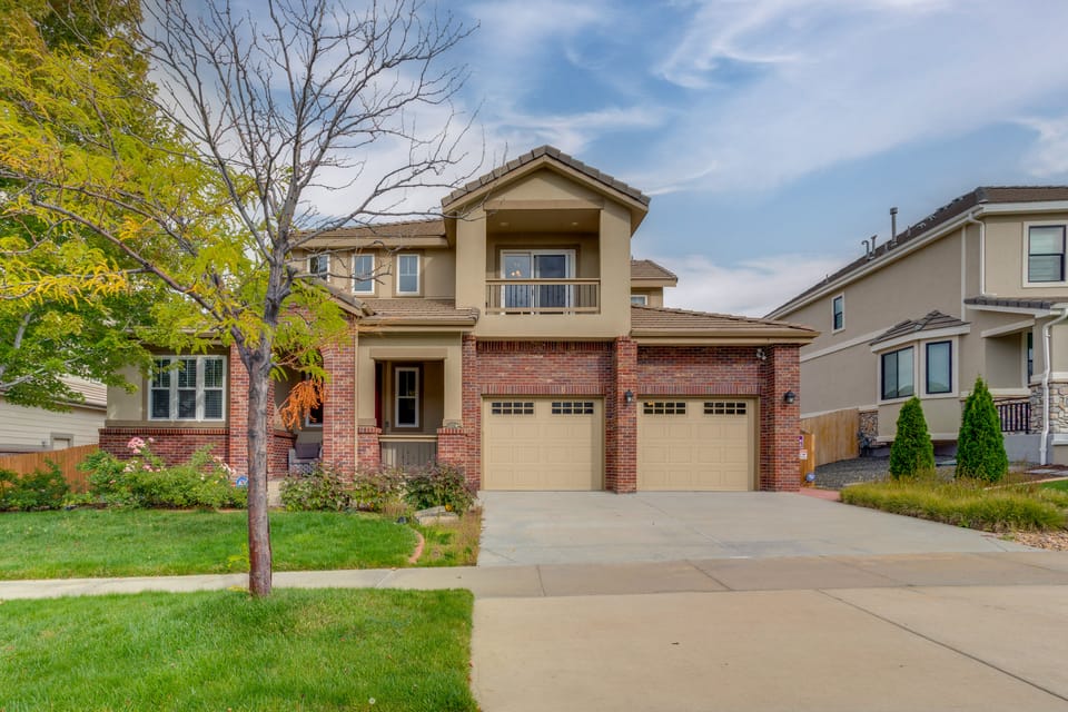Yard, Home Gym, & Game Room: Spacious Aurora Home House in Aurora