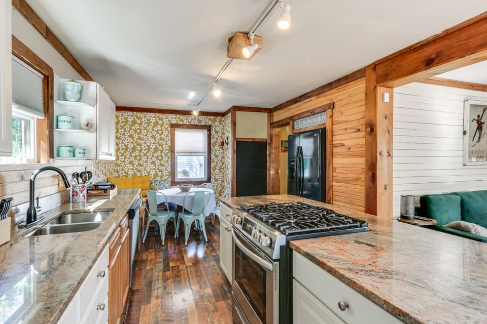 10 Mins to Blackwater Falls: Mtn Home w/ Hot Tub House in Shenandoah Valley