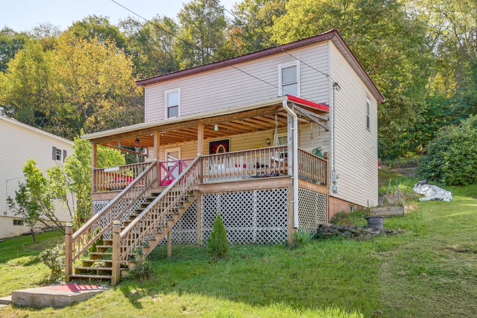 10 Mins to Blackwater Falls: Mtn Home w/ Hot Tub House in Shenandoah Valley