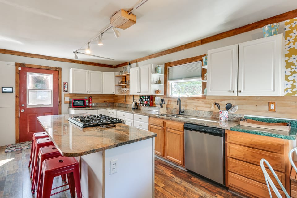 10 Mins to Blackwater Falls: Mtn Home w/ Hot Tub House in Shenandoah Valley