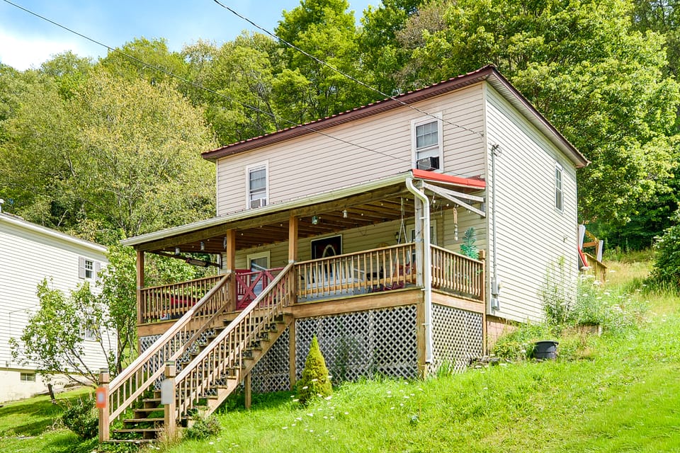 10 Mins to Blackwater Falls: Mtn Home w/ Hot Tub House in Shenandoah Valley