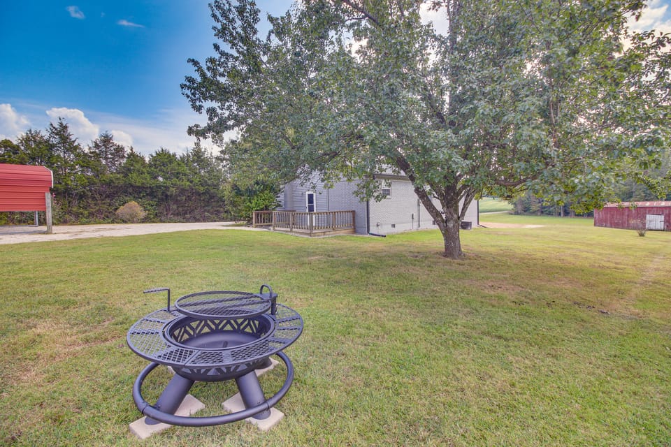7 Mi to Barren River Lake: Quiet Getaway w/ Yard! House in Barren River Lake