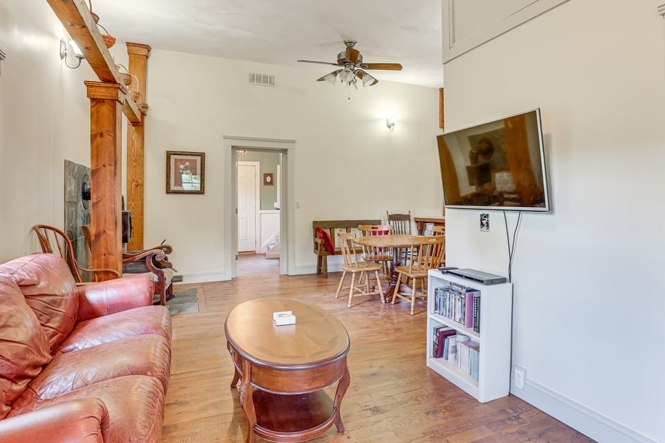 Romantic Pondside Escape: Country Cottage in Paris Cottage in Ohio