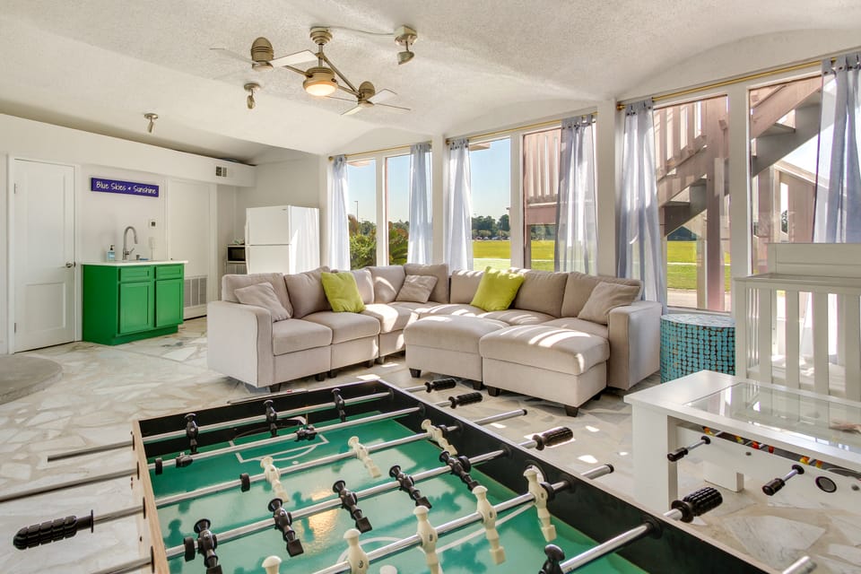 Walk to Beach: Unique Family Gem in Pass Christian House in Long Beach