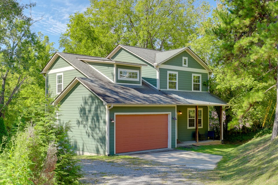 Family Home w/ Game Room, 3 Mi to Dtwn Asheville! House in Woodfin