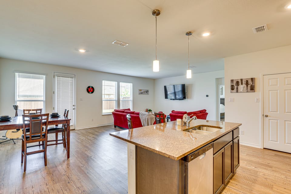 Private Yard & Pool Access: Home in Krugerville House in Lake Lewisville