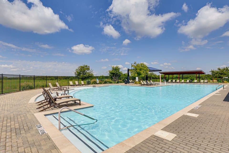Private Yard & Pool Access: Home in Krugerville House in Lake Lewisville