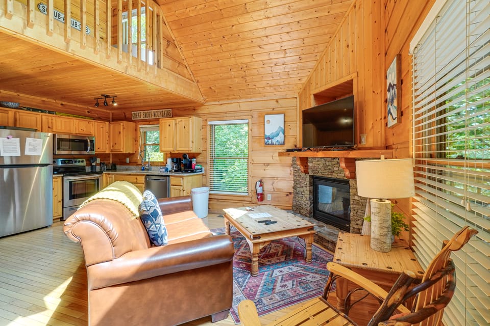 Hot Tub & Game Area: Rustic Cabin 5 Mi to GSMNP House in Gatlinburg