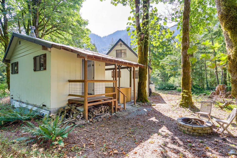 Walk to Skykomish River: Wooded Escape w/ Fire Pit House in Baring