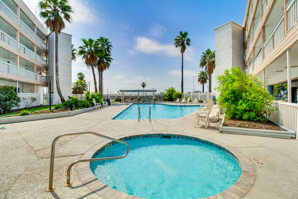 Balcony w/ Ocean View! North Beach 2nd-Floor Condo Apartment in Nueces County